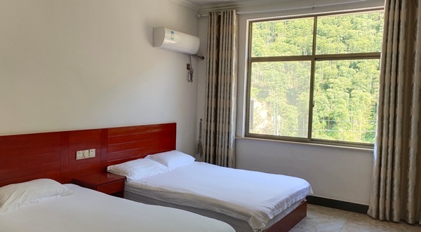 竹海环绕避暑胜地,星空阳光房体验田园雅趣(图4) 安吉以琳山庄客房环境