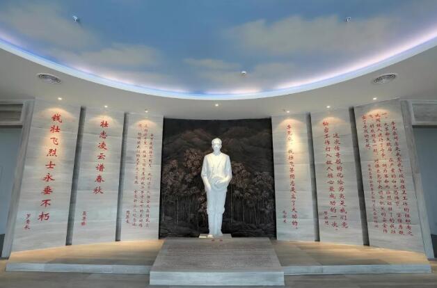 追寻浙江红色足迹,从革命纪念馆到“两山”理念诞生地(图1) 钱壮飞纪念馆雕像