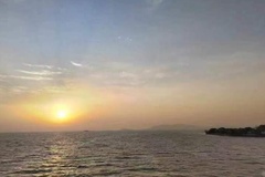 湖面夕阳