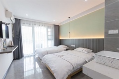 郭亮挂壁豪华家庭房