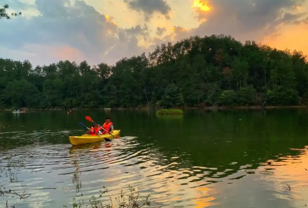 安吉理想露营地推荐:猪罗纪与松林湖营地(图5) 桨板船