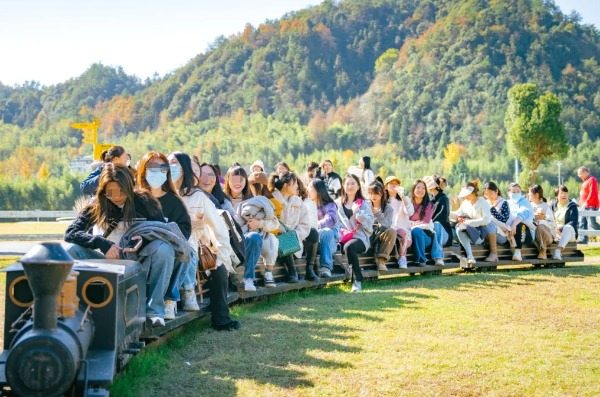 在临安昌化镇,风之谷也有了属于自己的滑雪场(图5) 迷你小火车