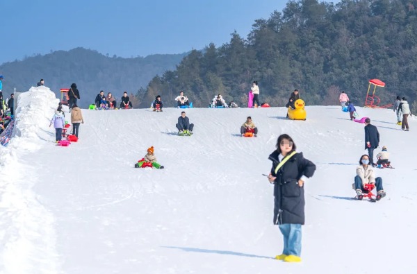 在临安昌化镇,风之谷也有了属于自己的滑雪场(图4) 滑雪游客