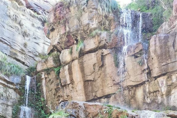 云台山之美:峻岭云雾与神话传说的奇幻之旅(图1) 红石峡