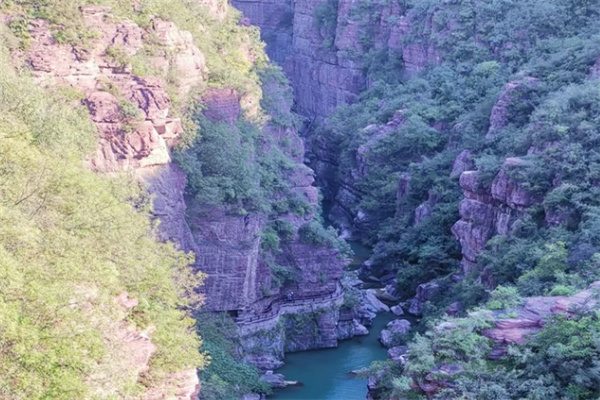 云台山之美:峻岭云雾与神话传说的奇幻之旅(图2) 云台山峡谷