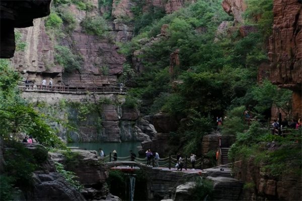 云台山之美:峻岭云雾与神话传说的奇幻之旅(图3) 云台山景色