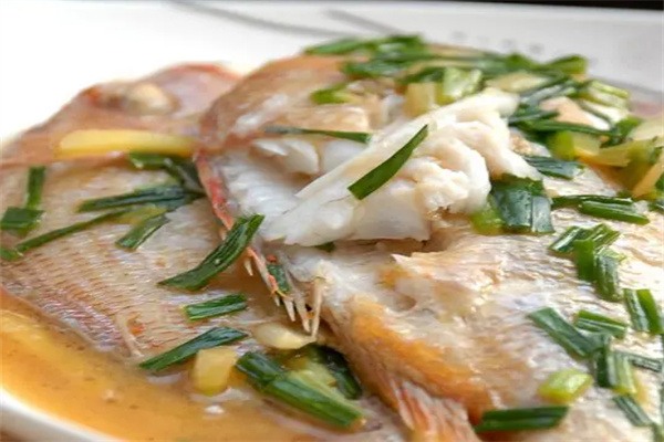 餐盘里的加吉鱼