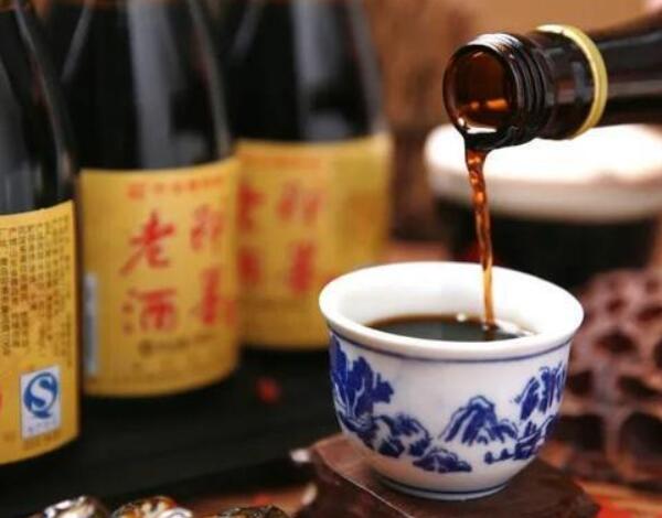 倒杯中的即墨老酒