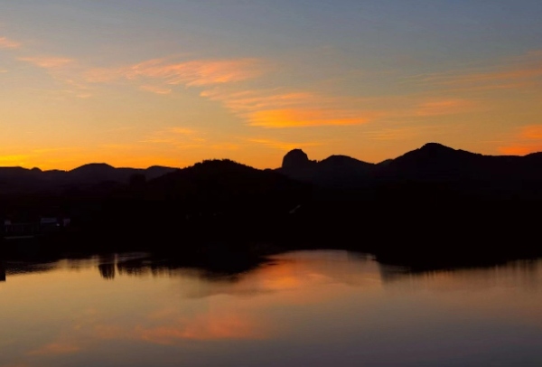 漫步松月湖,犹如一副静谧的水墨画(图2) 松月湖晚霞