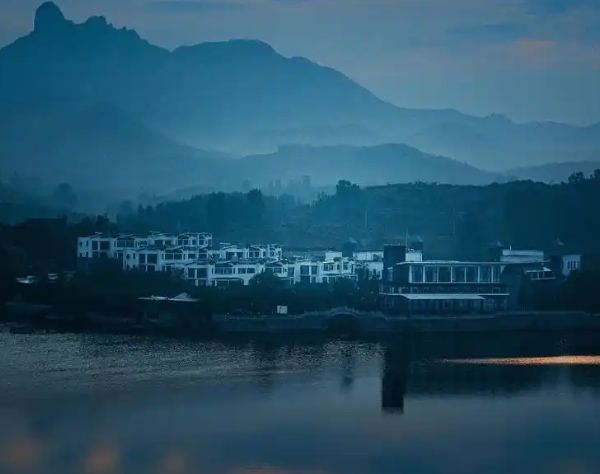 漫步松月湖,犹如一副静谧的水墨画(图1) 日照松月湖