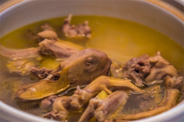 临安美食与风光:一场舌尖与心灵的双重盛宴(图3) 土鸡汤