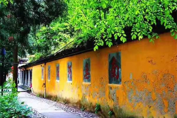 灵峰寺的千年禅意之旅:在安吉寻觅内心的宁静(图2) 院墙