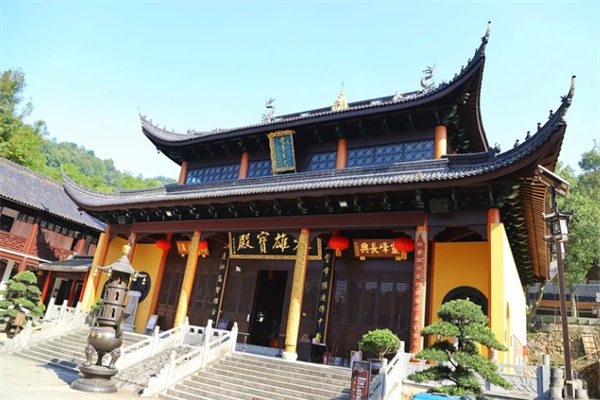 灵峰寺的千年禅意之旅:在安吉寻觅内心的宁静(图3) 大雄宝殿