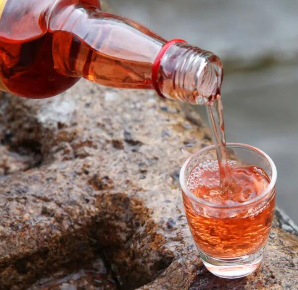 同山烧(图2) 倒入杯中的同山烧