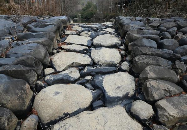 孝子坝上的石头