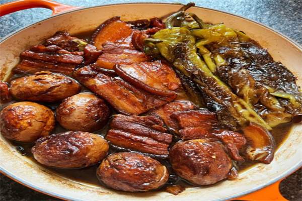 把子肉(图2) 辅以配菜的把子肉