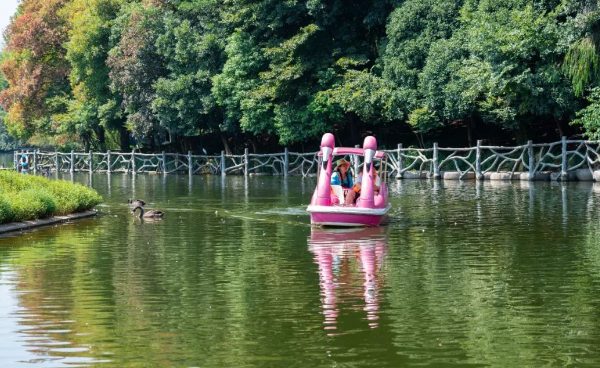快乐女神节,就来百草原(图2) 湖面游船