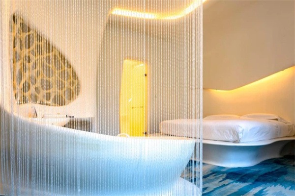 探秘深圳隐匿于山水间的艺术 “水” 酒店(图3) 华侨城瀑布酒店客房