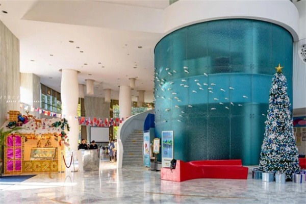 探秘深圳隐匿于山水间的艺术 “水” 酒店(图1) 华侨城瀑布酒店前台