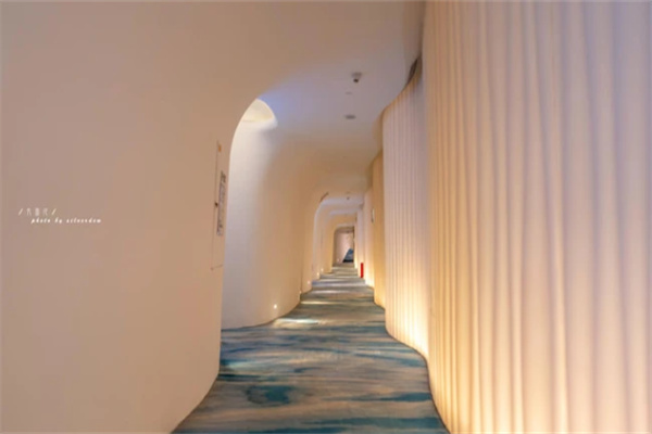 探秘深圳隐匿于山水间的艺术 “水” 酒店(图2) 华侨城瀑布酒店走廊