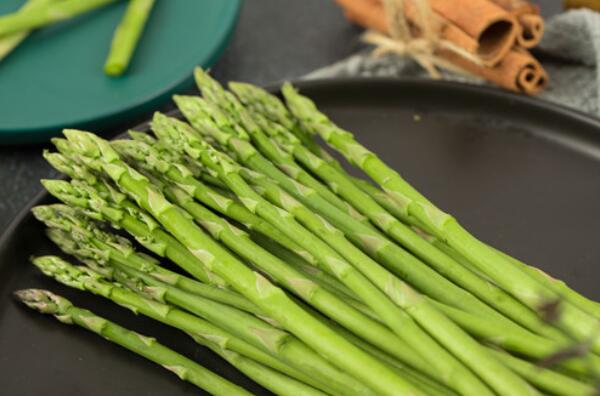 新鲜的芦笋
