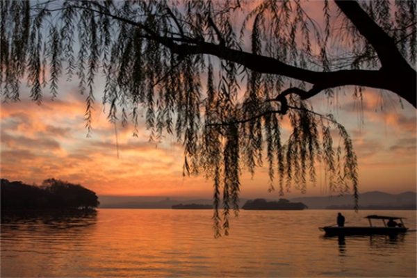 莫干山Anadu庄园,网红轻奢酒店的完美周末体验(图1) 湖景