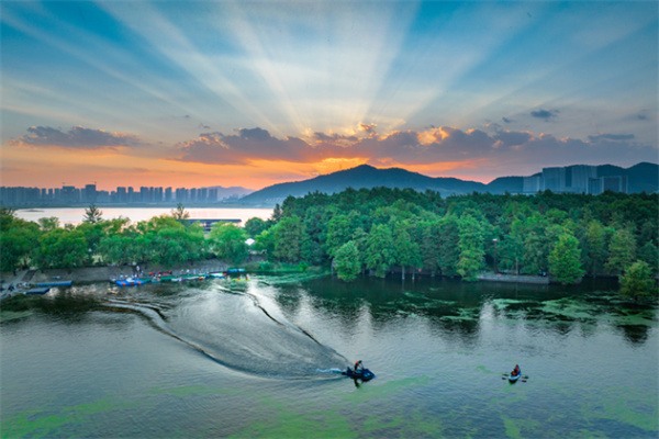 群山环抱中的白玉,来一睹青山湖的自然之美吧(图1) 青山湖