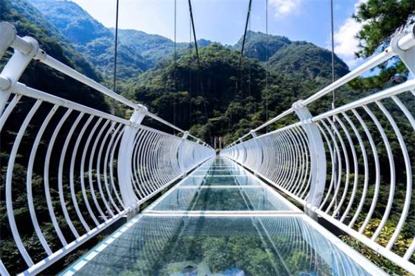 探秘浙北大峡谷,浙江的“青藏高原”奇景之旅(图3) 玻璃桥