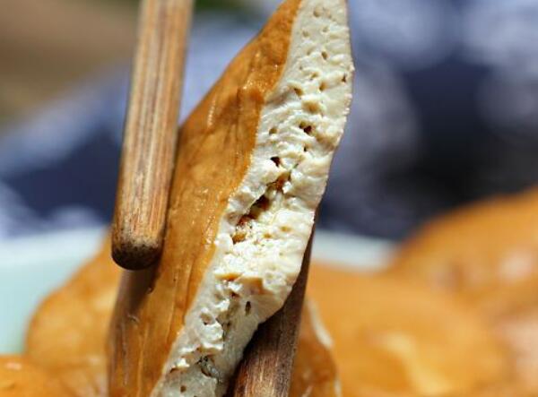 钟山豆腐干(图1) 筷子夹着钟山豆腐干