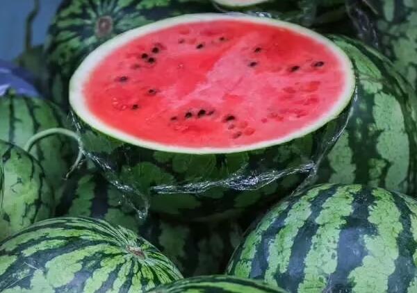 渎上西瓜(图2) 切开的渎上西瓜