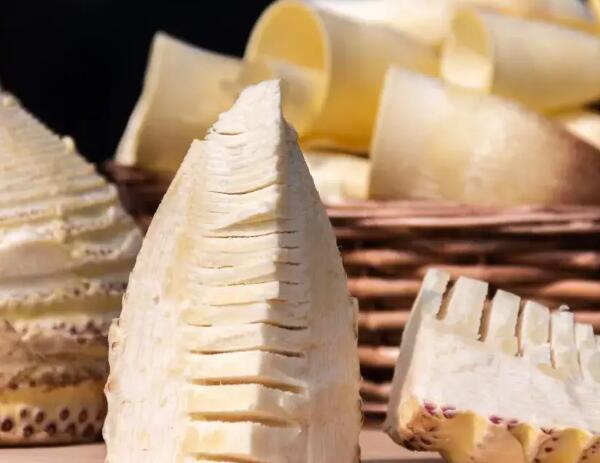 毛笋(图3) 剥好的毛笋