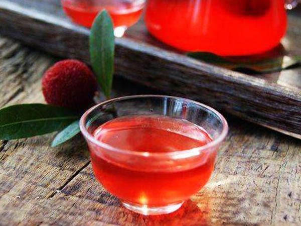 土杨梅酒(图1) 色泽亮丽的土杨梅酒