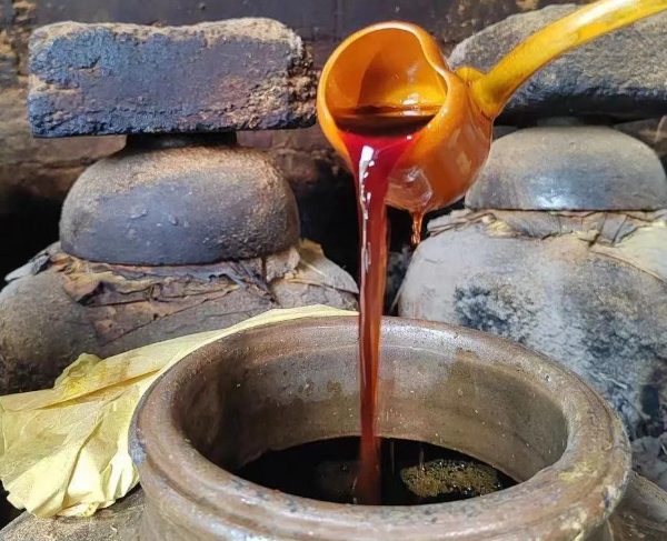 客家娘酒(图1) 酒缸里的酒