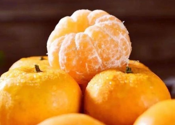 剥开的年桔